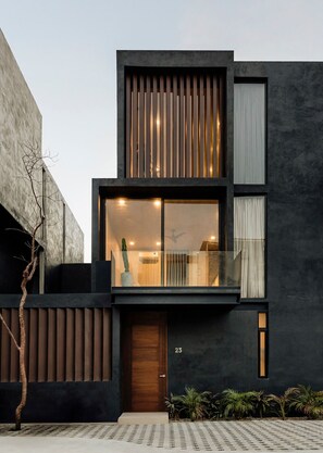Exterior detail - Mar Y Miel Noir Modern (Tulum)