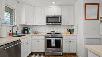 Geladeira, micro-ondas, fogão, cooktop