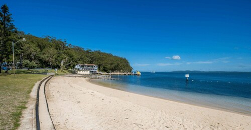 Shoal Sanctuary - walk to the beach, shops and Nelson Bay Diggers.