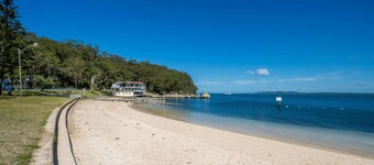 Shoal Sanctuary - walk to the beach, shops and Nelson Bay Diggers.