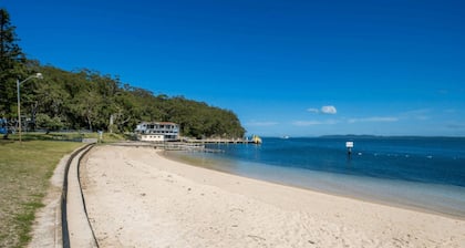 Shoal Sanctuary - walk to the beach, shops and Nelson Bay Diggers.