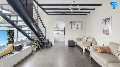 Shoal Sanctuary - walk to the beach, shops and Nelson Bay Diggers.