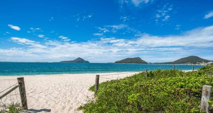 Shoal Sanctuary - walk to the beach, shops and Nelson Bay Diggers.