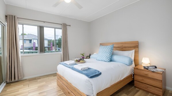 3 bedrooms, iron/ironing board, travel crib, WiFi - Shoal Sanctuary - walk to the beach, shops and Nelson Bay Diggers. (Nelson Bay)