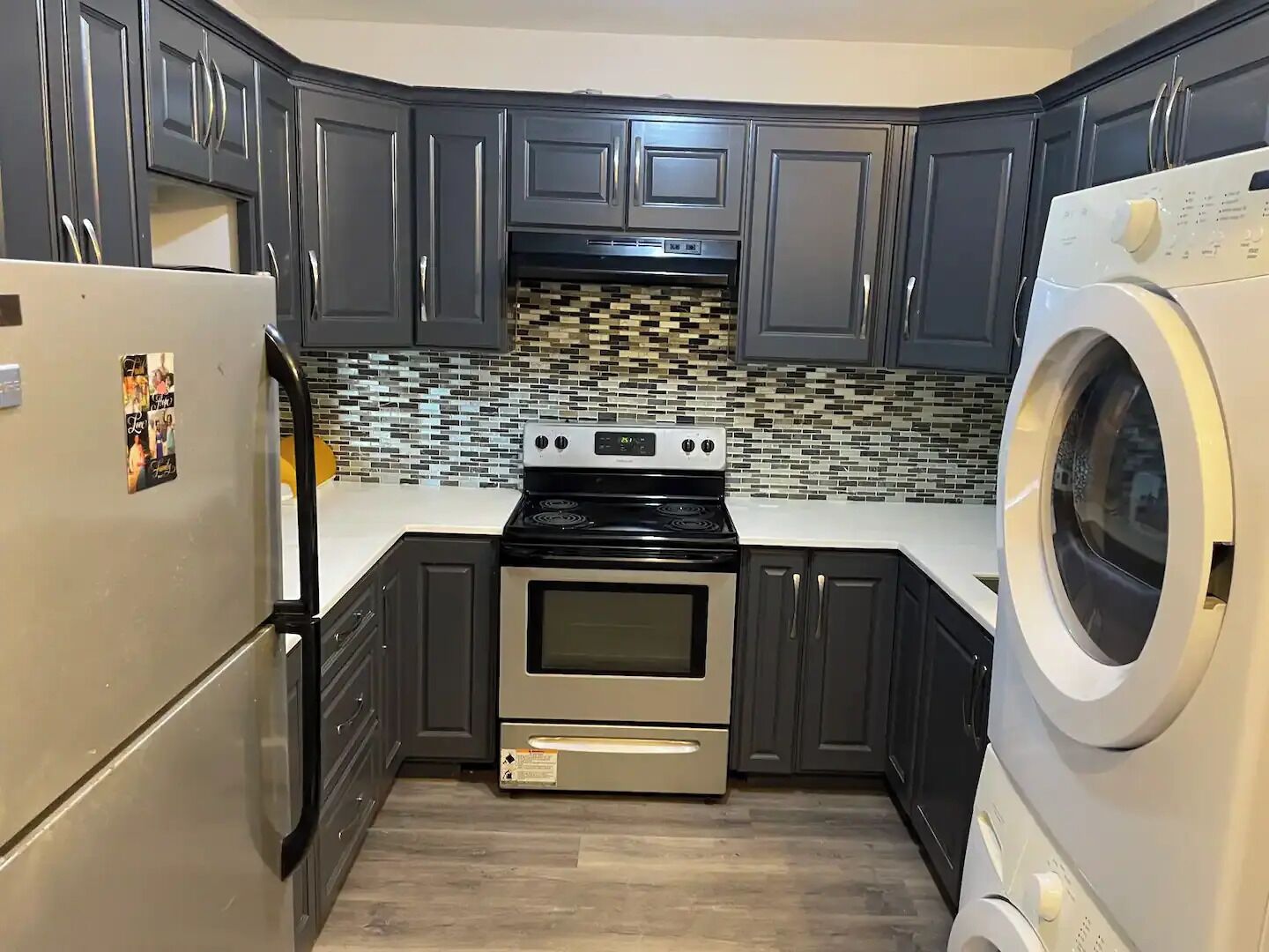 Refrigerador, microondas, horno y parrilla de estufa 