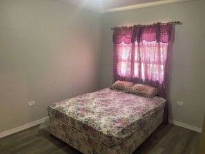 3 makuuhuonetta, silitysrauta/-lauta, Wi-Fi, vuodevaatteet