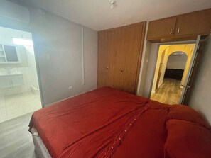 3 bedrooms, iron/ironing board, WiFi, bed sheets - The Tower View (VALSAYN)