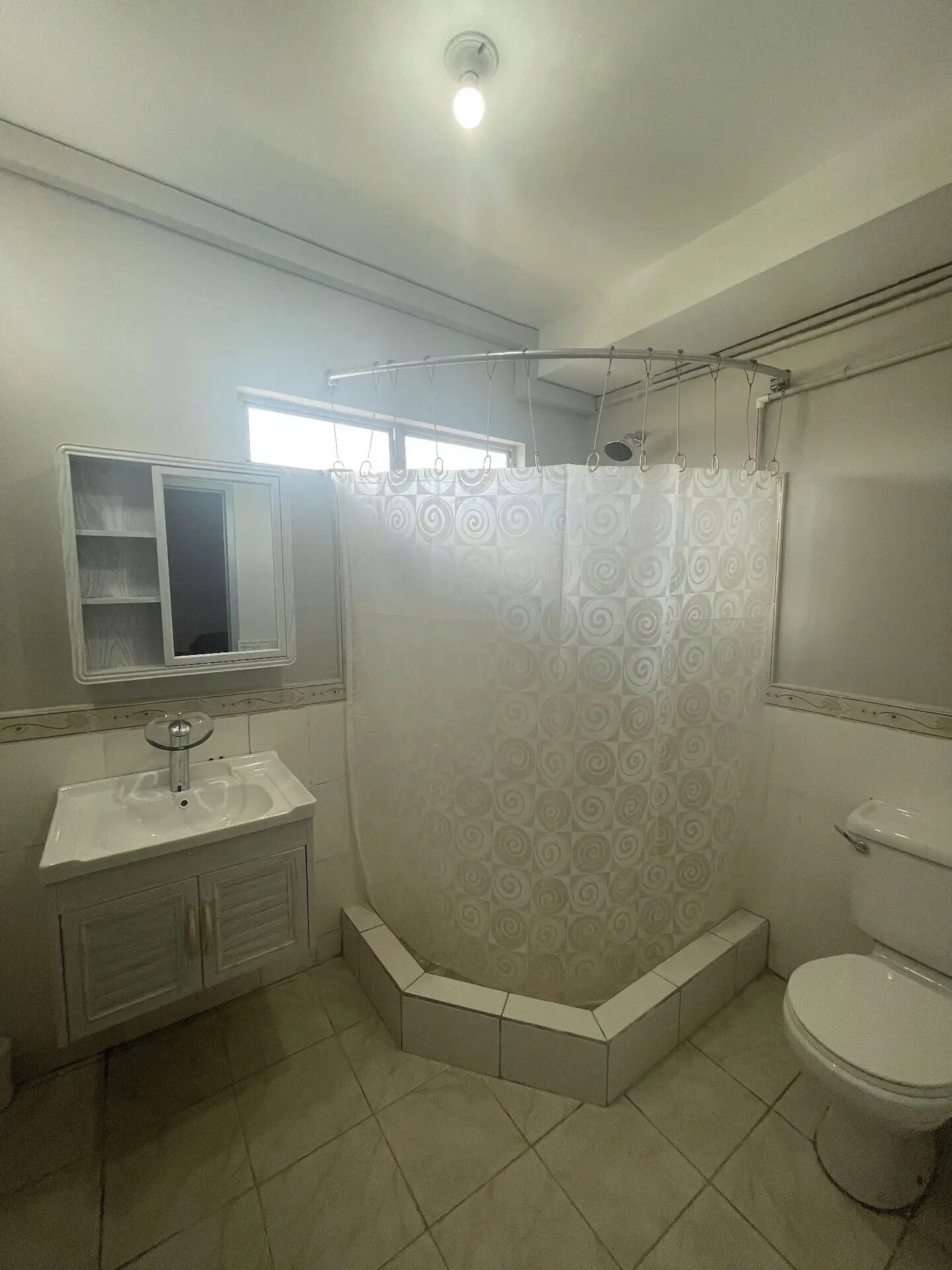 シャワー、ヘアドライヤー、タオル、石鹸