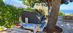 A barbecue grill with a view of the sea and mountains in the background. - Villa Ballerina Bianca (Castellammare del Golfo)