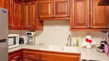 Standard Villa, Balcony, Beach View | Shared kitchen | Fridge, microwave, oven, stovetop