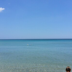 A clear view of the ocean with a person in the foreground. - Apartment Eucaliptus sea View (Avola)
