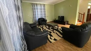 Un salon comprenant un canapé, une table basse et un téléviseur.