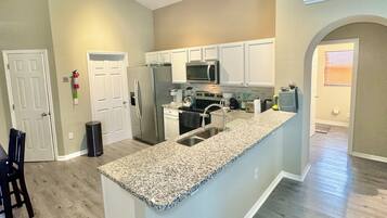 Een koelkast, een microgolfoven, een oven, een kookplaat