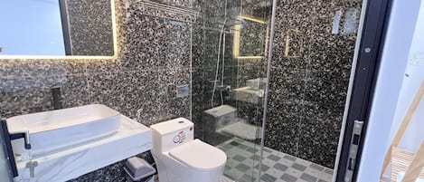 Chambre Deluxe double | Salle de bain | Douche, serviettes fournies