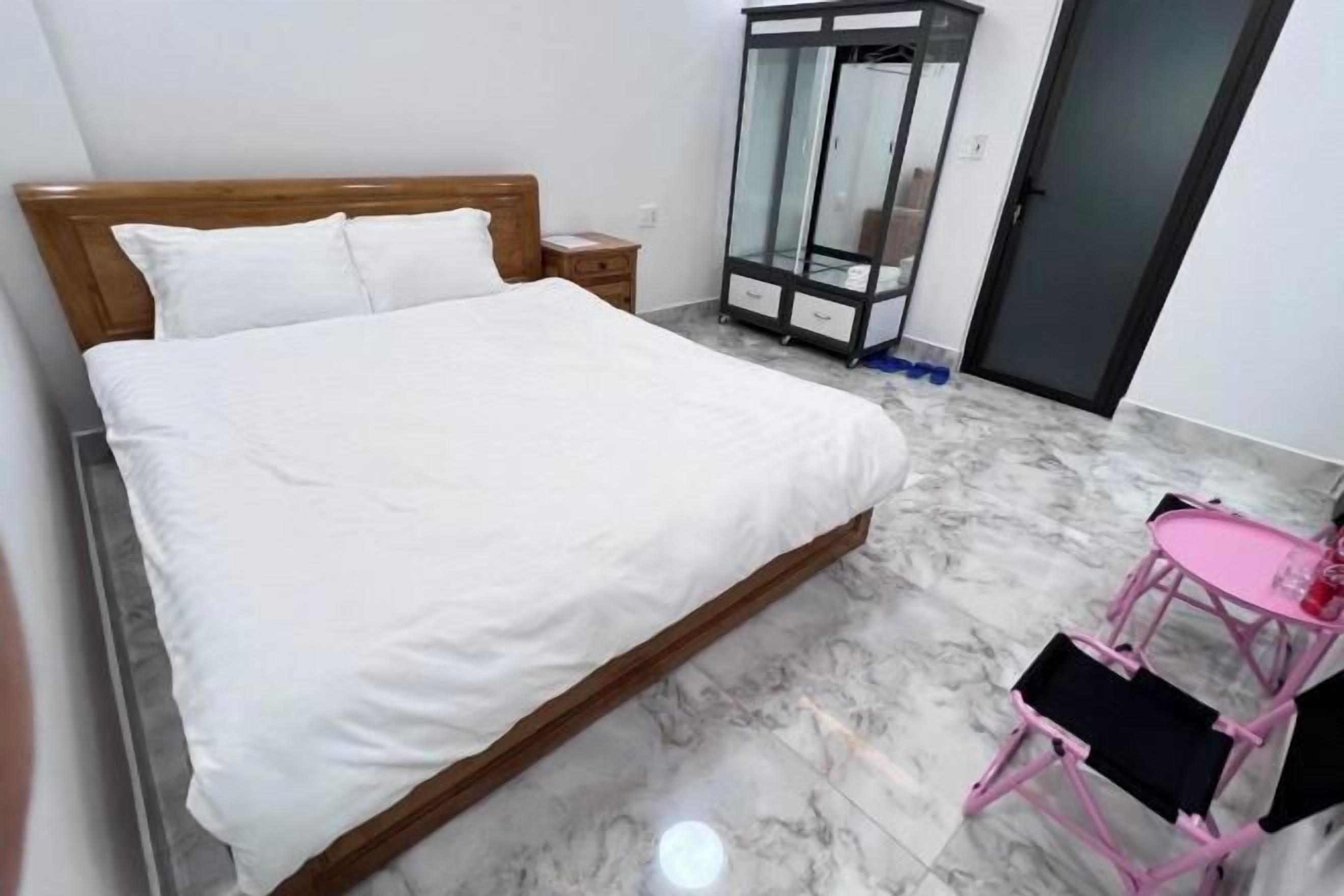 Soundproofing, free WiFi, bed sheets