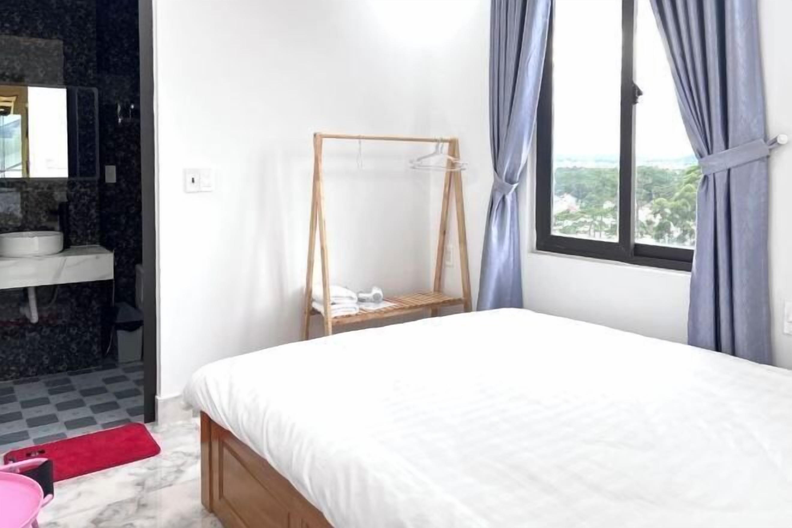 Soundproofing, free WiFi, bed sheets