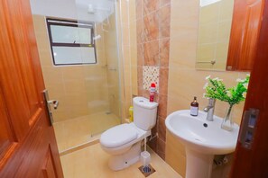 Shower, hair dryer, towels, soap - 3Bedroom Condo in Ruaka (Ruaka)