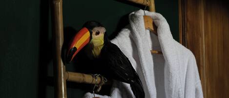 Un pájaro posado en una escalera de madera con una toalla blanca.
