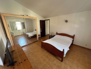 2 bedrooms, iron/ironing board, travel cot, WiFi