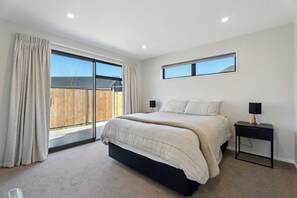 3 bedrooms, iron/ironing board, bed sheets