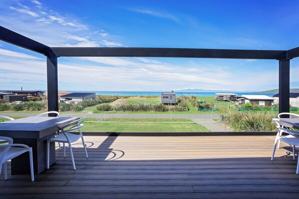 Outdoor dining - Southern Breeze - Colac Bay Beach House (Riverton)