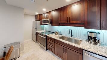 Kühlschrank, Mikrowelle, Ofen, Geschirrspüler