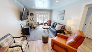 Televisión y chimenea 