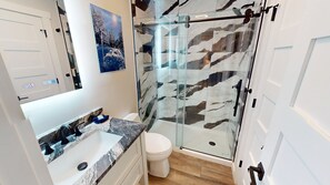 Regadera, secadora de cabello, toallas 