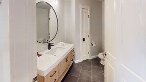 Dusj, hårføner og håndklær