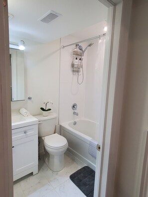 Haartrockner, Handtücher, Seife, Shampoo