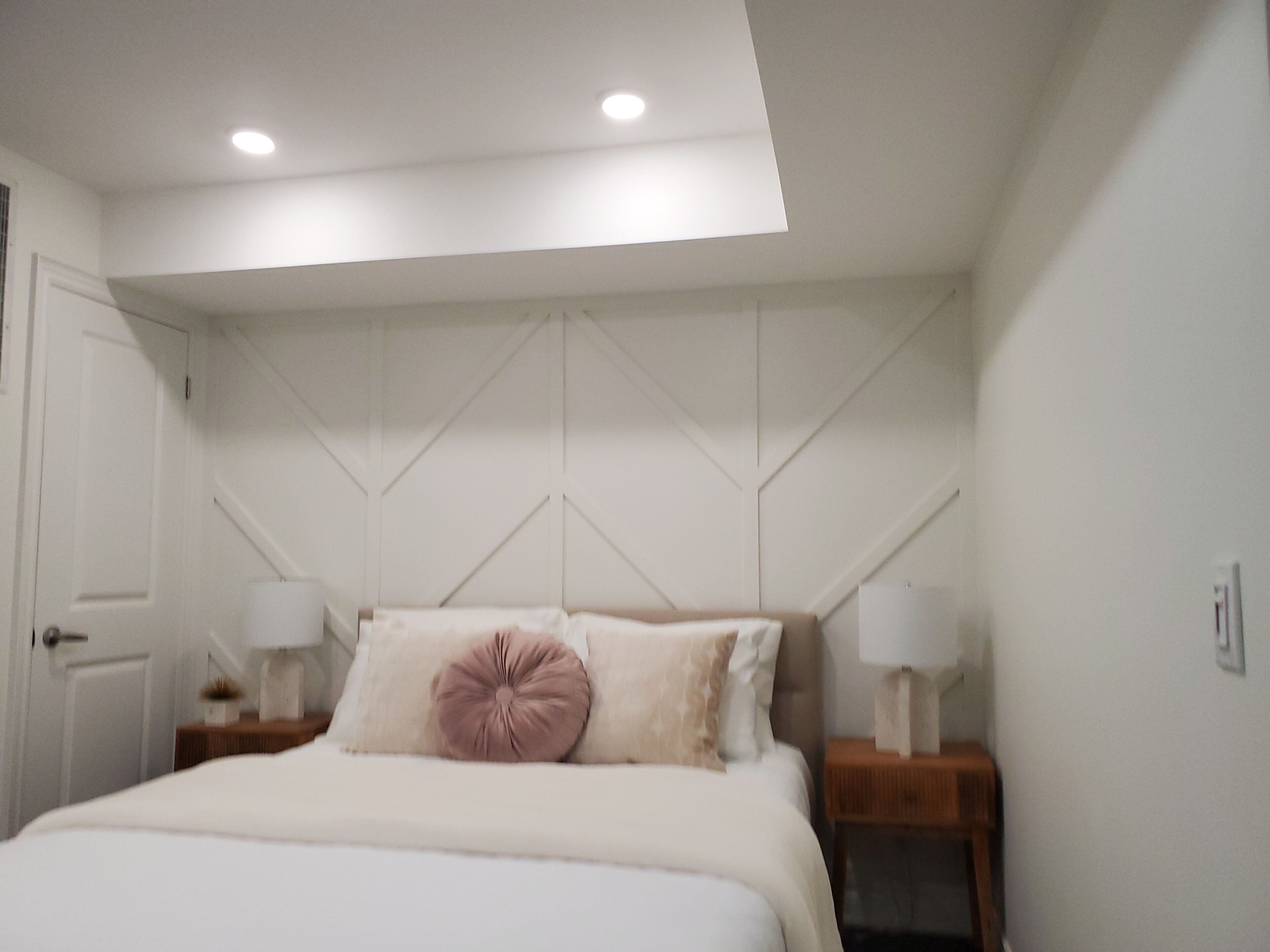 Tabla de planchar con plancha, wifi y ropa de cama 