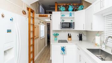 Een koelkast, een magnetron, een kookplaat