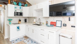 Kjøleskap, mikrobølgeovn, kokeplater og kaffetrakter/tekoker