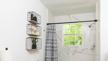 Serviettes fournies, savon, papier toilette