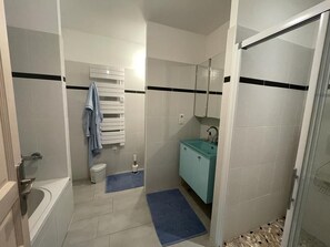 Ducha y bañera combinadas y secador de pelo