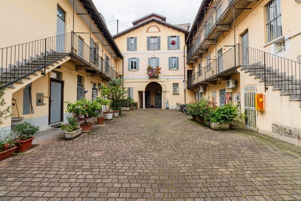 Apartment - Moderno Loft nel Cortile di un Casale Storico (Corsico)