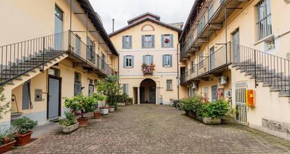 Moderno Loft nel Cortile di un Casale Storico