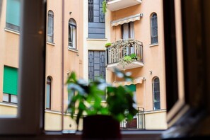 A view of a building with multiple balconies, some with plants. - Elegante e Ampio Appartamento in Porta Romana (Milan)