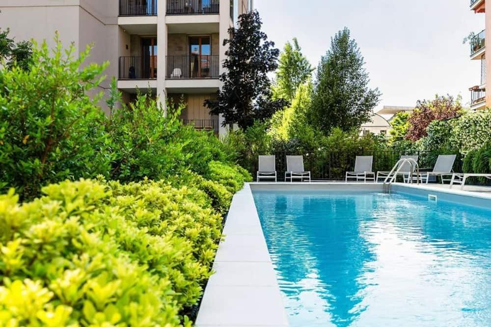 Stylish Apartment With Terrace and Swimming Pool