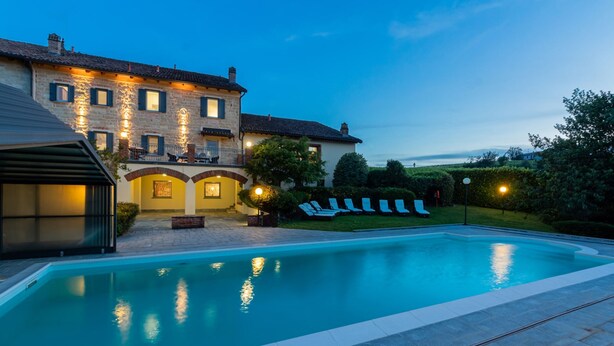 Une grande maison avec une piscine et un espace patio.