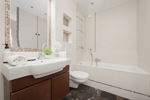 Shower, towels - Luxury Four Bedroom Apartment by Renters (Warsaw)