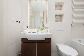 Bathroom - Luxury Four Bedroom Apartment by Renters (Warsaw)