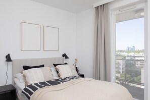 4 bedrooms, bed sheets - Luxury Four Bedroom Apartment by Renters (Warsaw)