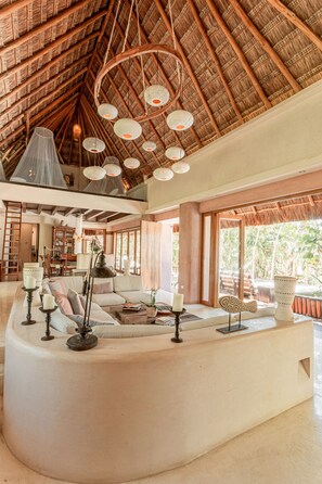 Villa, 4 slaapkamers, aan het strand | Woonkamer | Een 55-inch lcd-televisie met digitale zenders