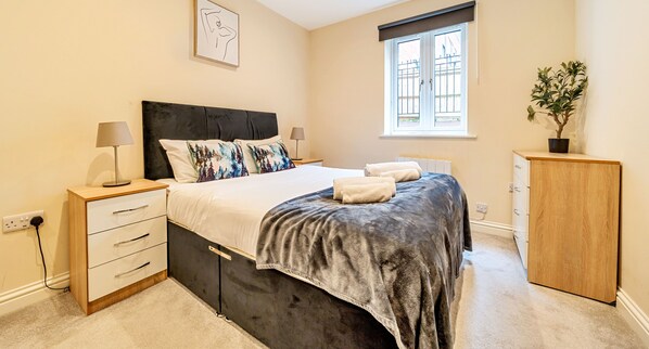 1 bedroom, premium bedding, individually decorated, iron/ironing board - London Street Apt By REDWOOD STAYS (Basingstoke)