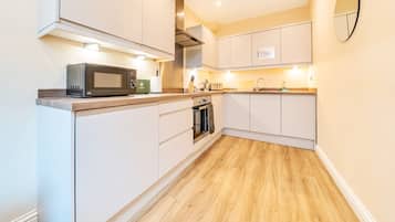 Comfort Apartment, 1 Bedroom, Private Bathroom | Private kitchen | Mini-fridge, microwave, oven, toaster