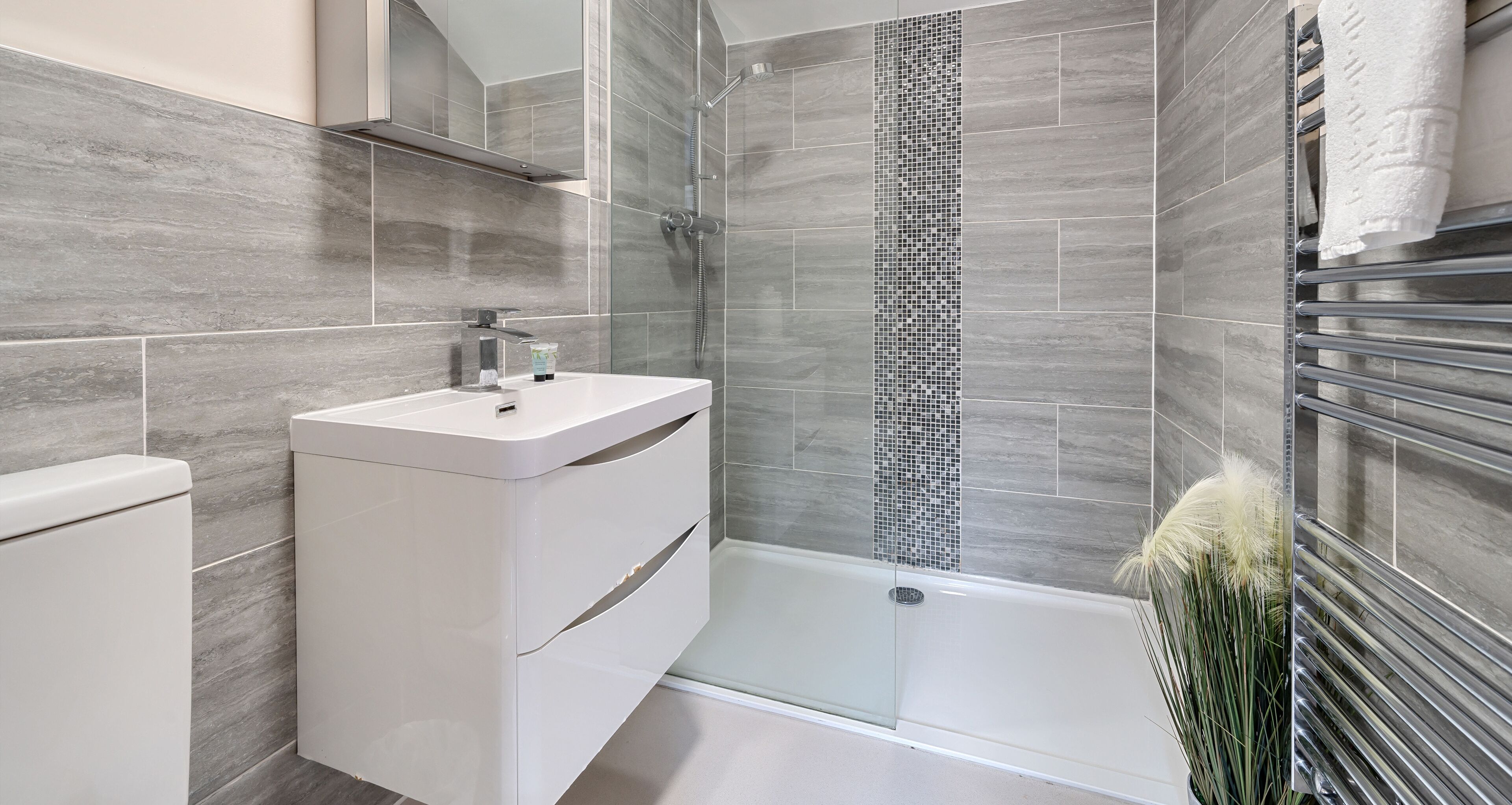 Deluxe Apartment, 1 Bedroom, Private Bathroom | Bathroom | Shower, free toiletries, hair dryer, towels