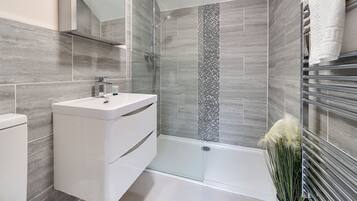 Deluxe Apartment, 1 Bedroom, Private Bathroom | Bathroom | Shower, free toiletries, hair dryer, towels