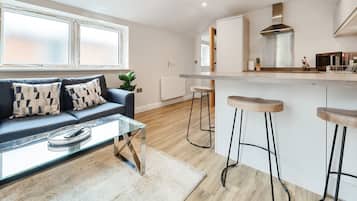 Apartemen Deluks, 1 kamar tidur, kamar mandi pribadi | Area keluarga | Smart TV 50-inci dengan saluran TV digital dan Netflix