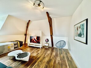 8 Schlafzimmer, Schreibtisch, Bügeleisen/Bügelbrett, Reisekinderbett